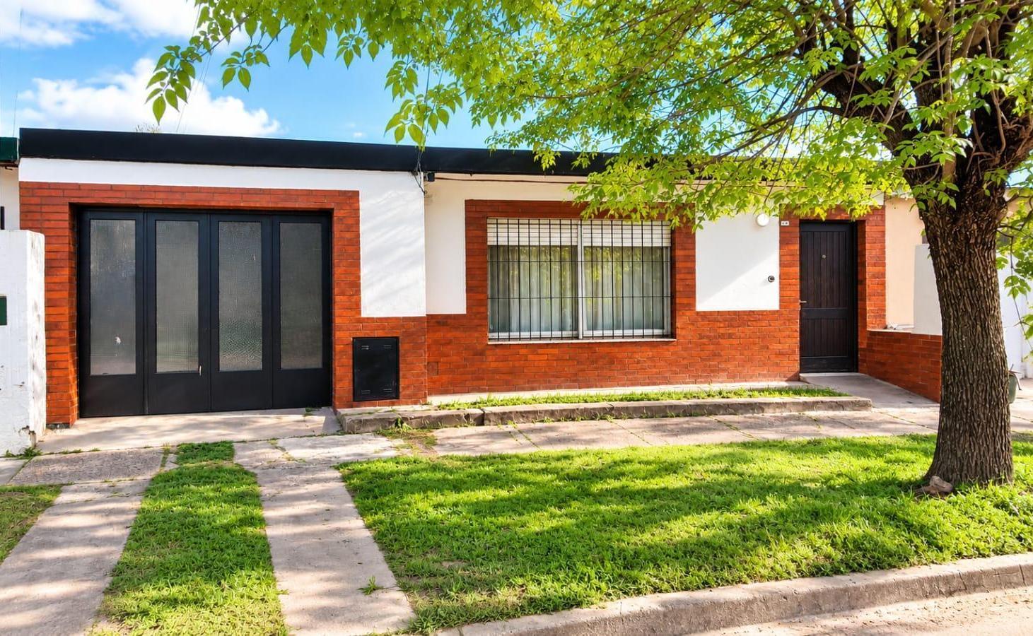 VENTA. CASA DE 4 AMBIENTES CON JARDÍN. CHASCOMÚS