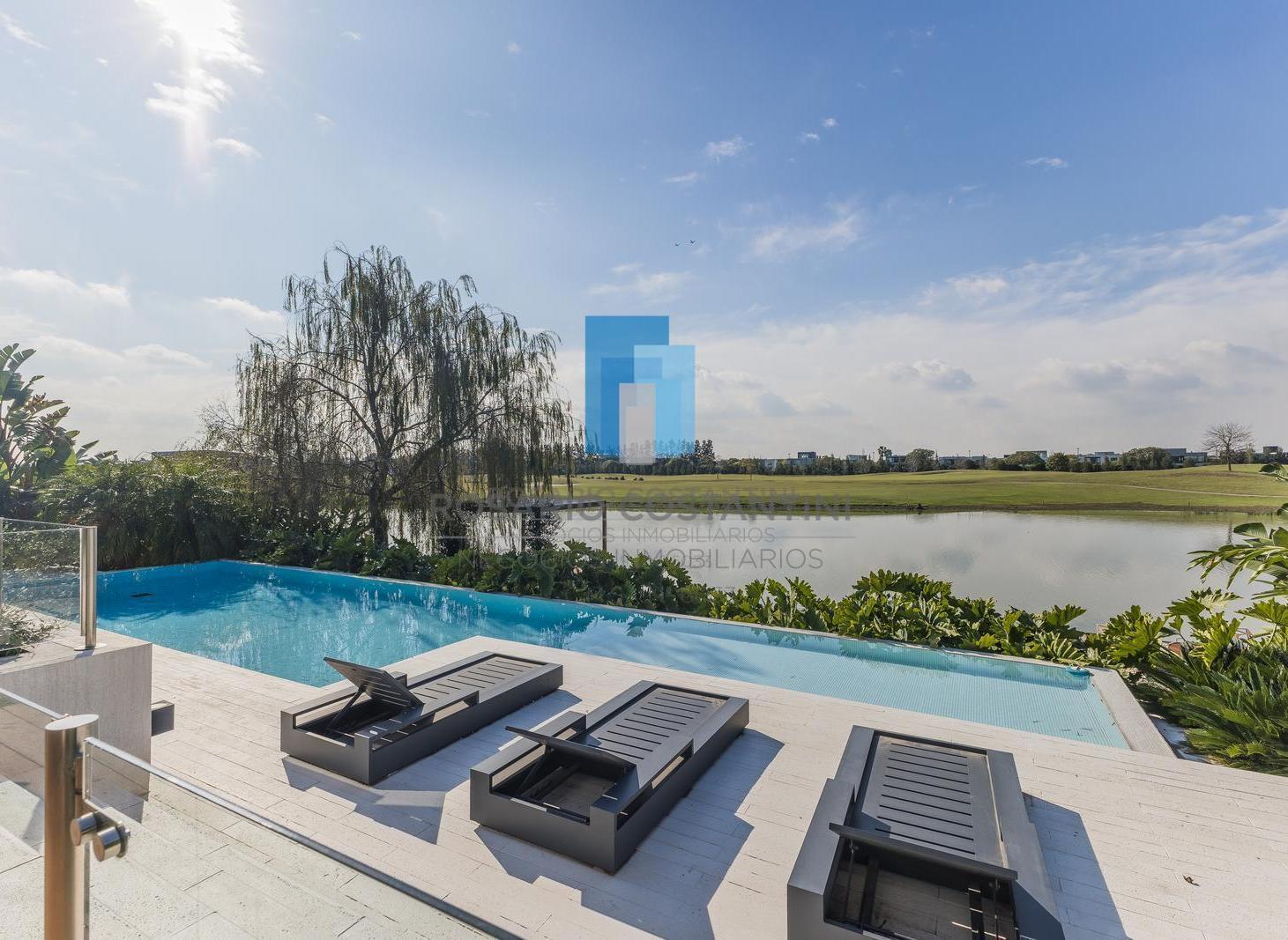 Exclusiva casa al agua con orientación noreste y vista abierta al golf