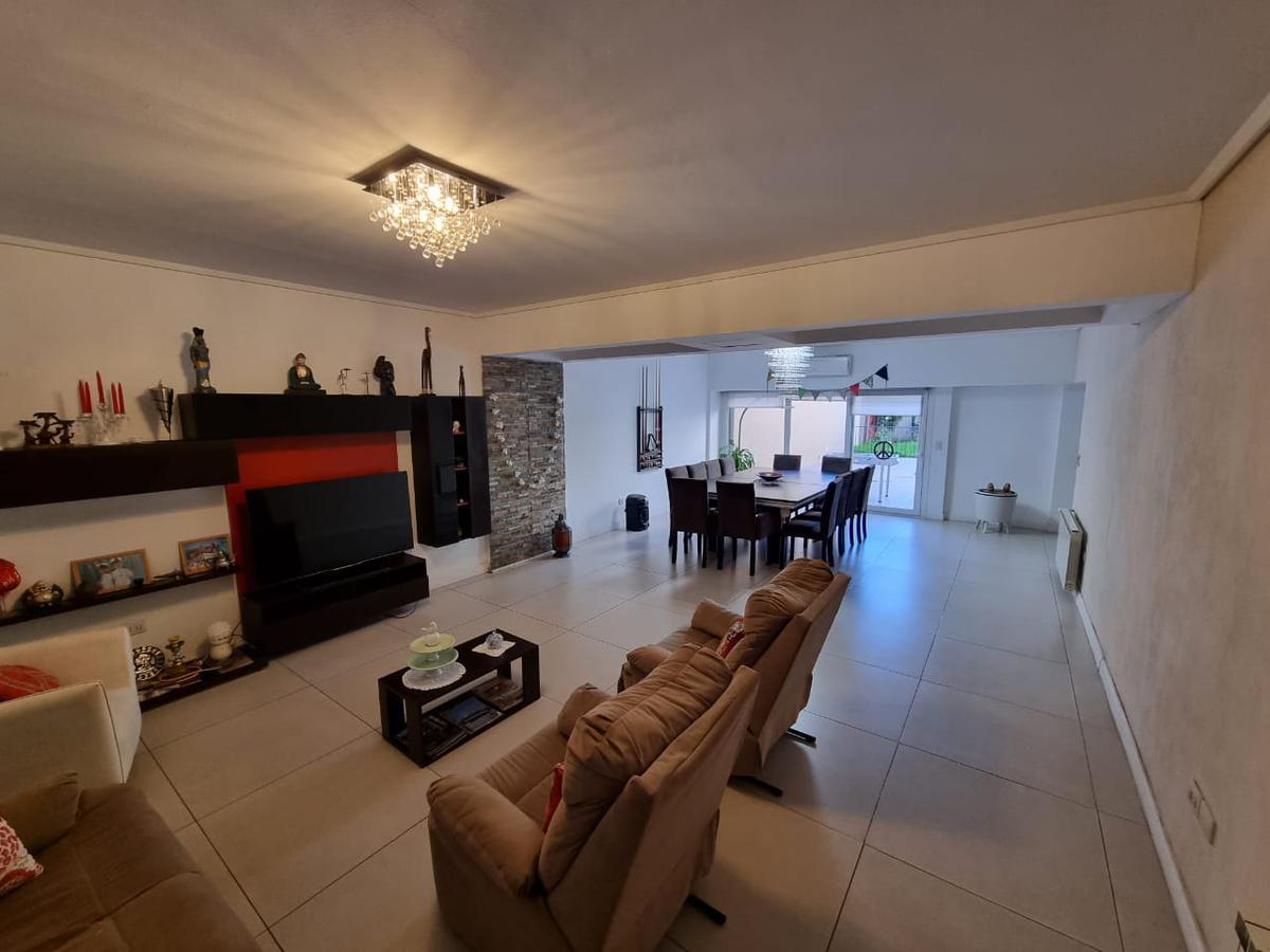 Importante Casa 5 Ambientes con Jardin y Pileta - Villa del Parque 2