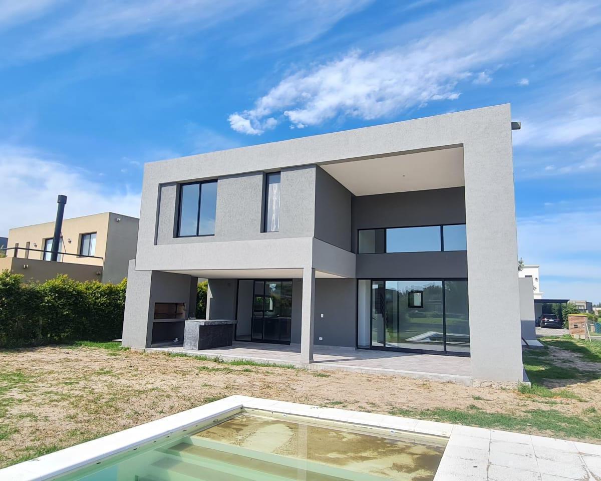 CASA 5 AMBIENTES CON COCHERA, PARRILLA, PILETA, AZOTEA Y VISTA A LA LAGUNA - BARRIO SAN MATIAS