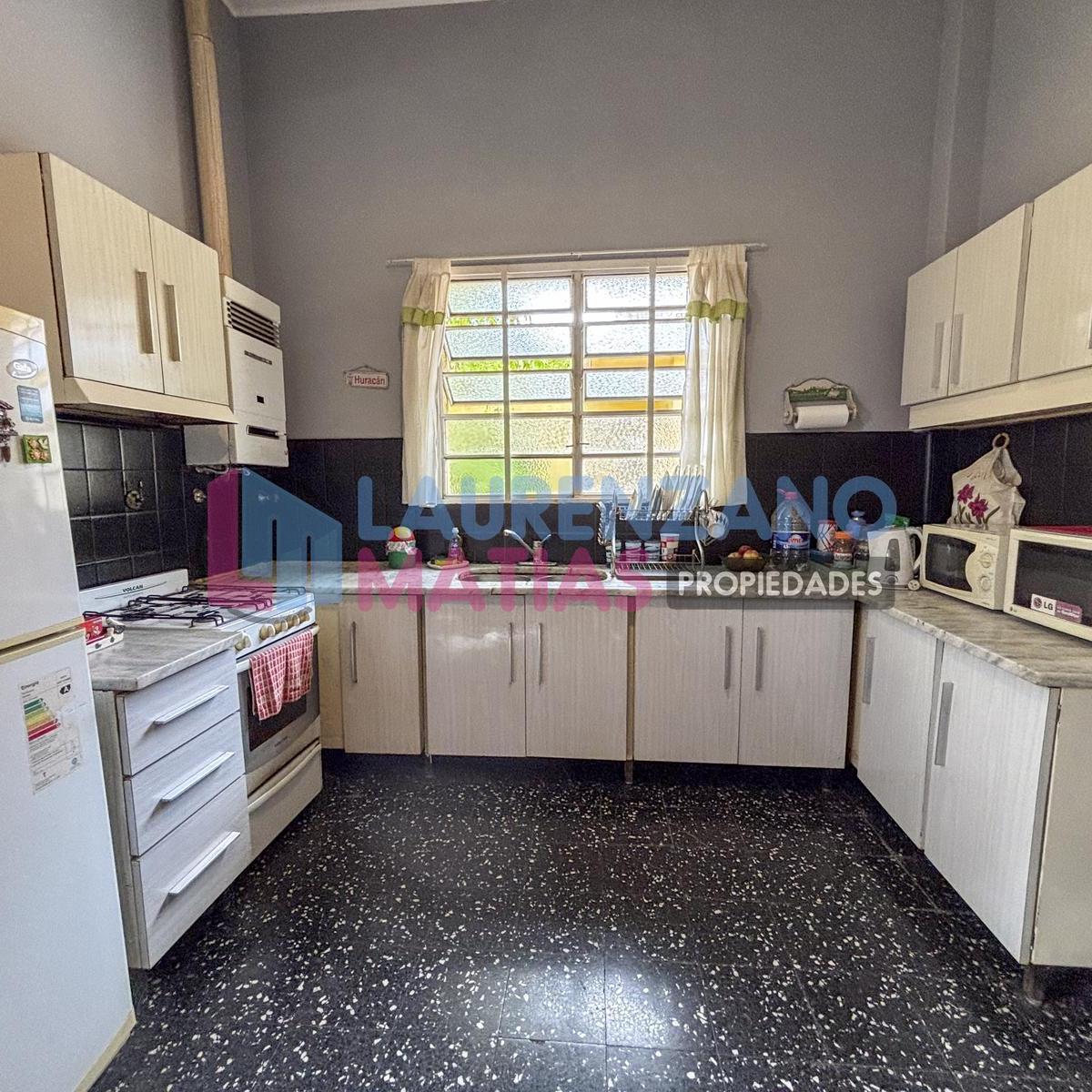 Foto de HERMOSA CASA DE 4 AMBIENTES SOBRE LOTE 9.57 X 26.86 - BARRIO DE, imagen 2