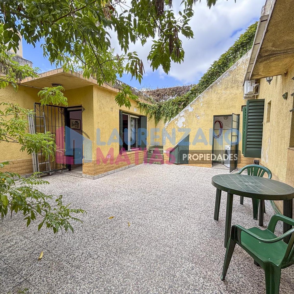 HERMOSA CASA DE 4 AMBIENTES SOBRE LOTE 9.57 X 26.86 - BARRIO DE AGRONOMIA