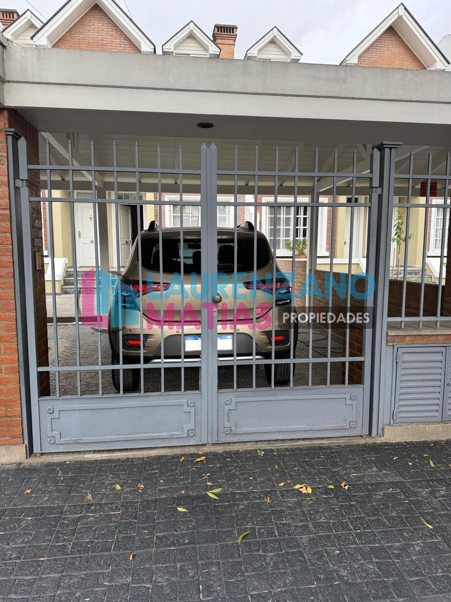 Venta Triplex de 5 Amb. con Jardín, Quincho y Dos Cocheras 5