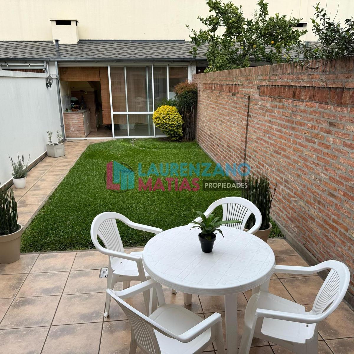 Venta Triplex de 5 Amb. con Jardín, Quincho y Dos Cocheras 4