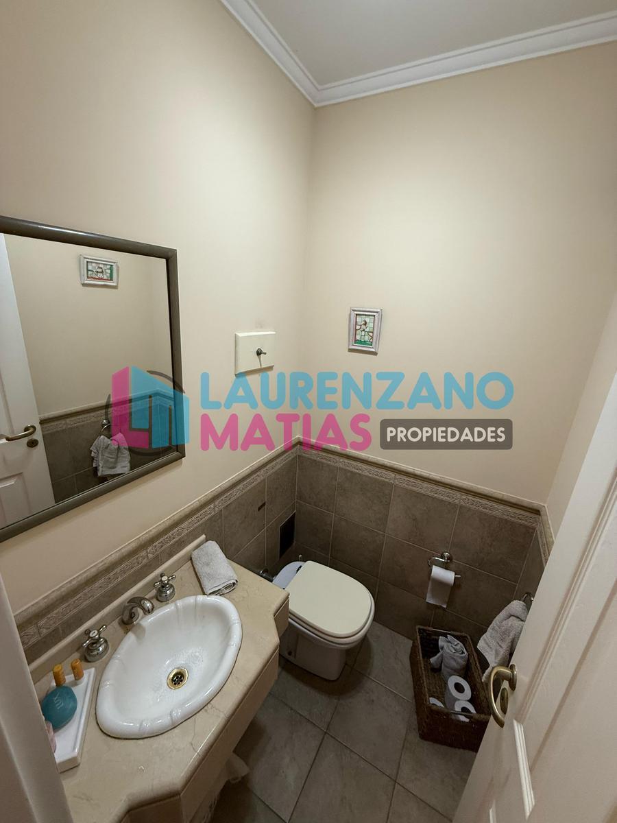 Venta Triplex de 5 Amb. con Jardín, Quincho y Dos Cocheras 2