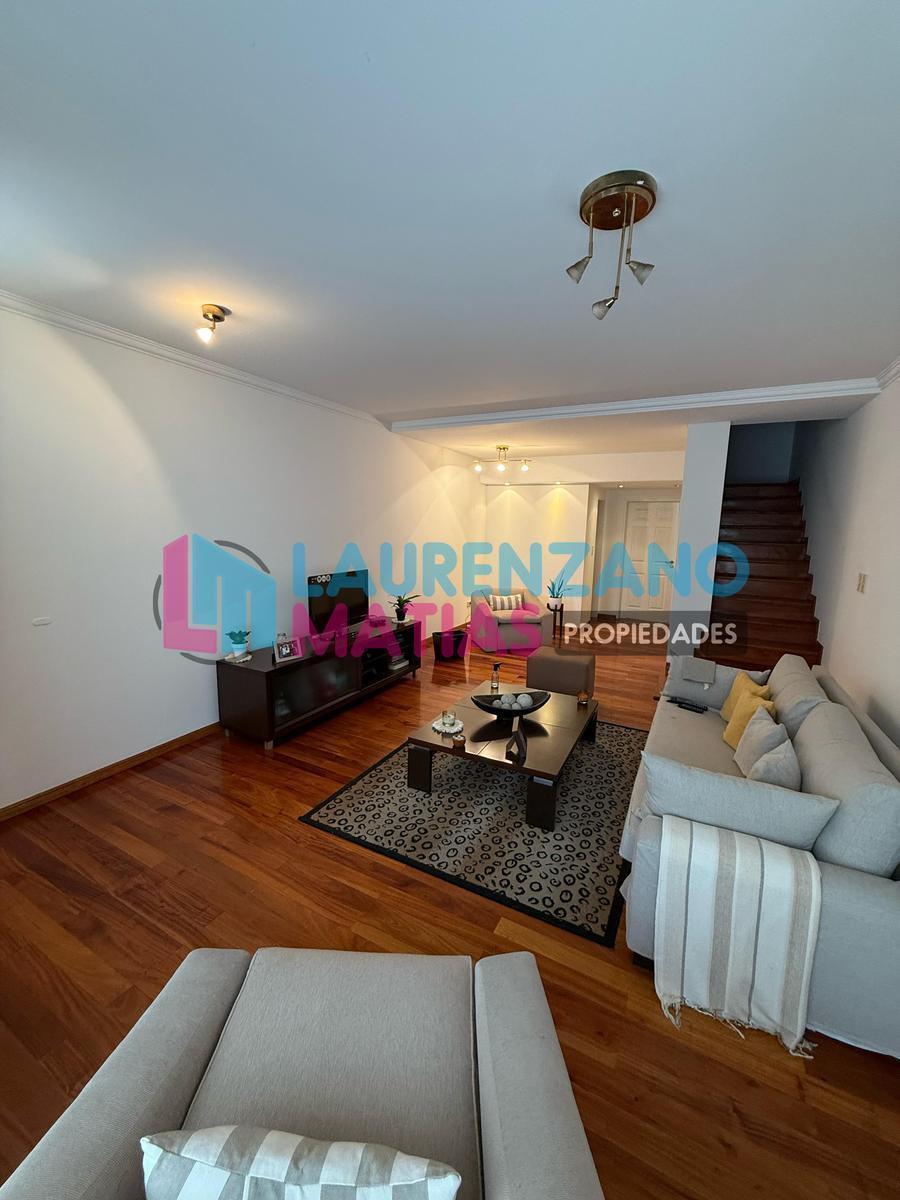 Venta Triplex de 5 Amb. con Jardín, Quincho y Dos Cocheras 5