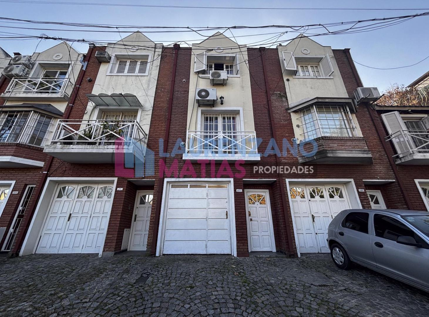 VENTA TRIPLEX 3/4 AMBIENTES CON COCHERA, PATIO Y PARRILLA - VILLA PUEYRREDON