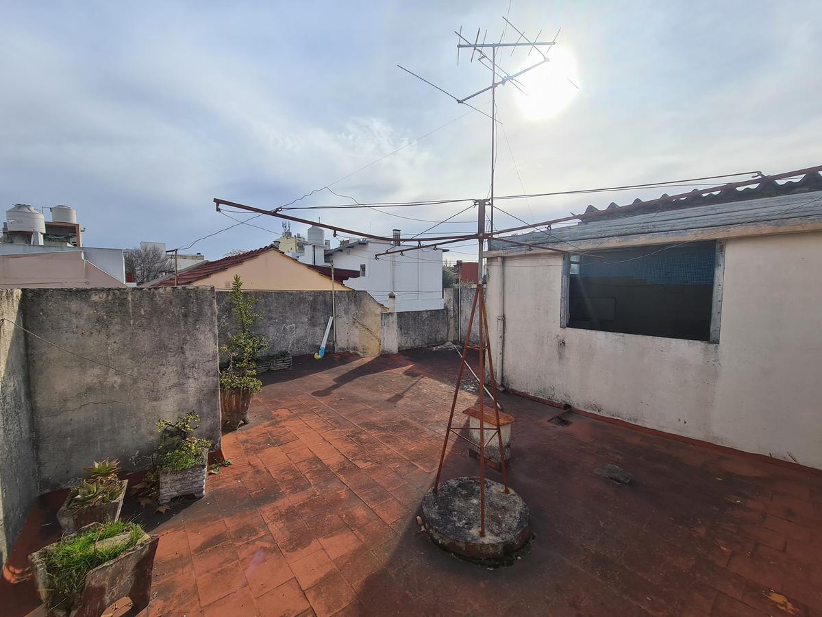 Foto de VENTA PH 3 AMBIENTES CON PATIO Y TERRAZA A RECICLAR - VILLA PUEYRREDON, imagen 1
