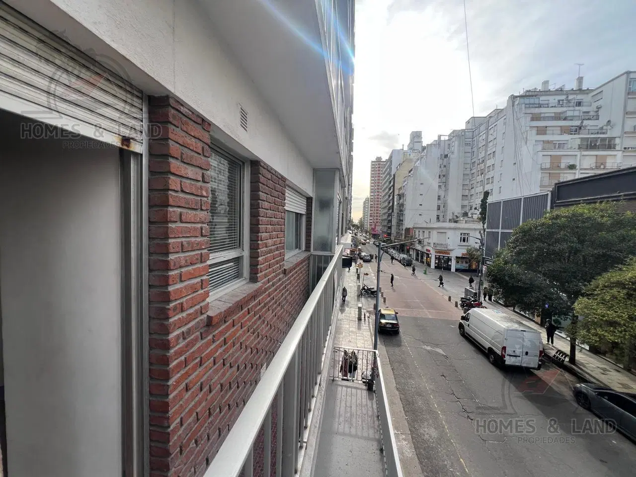 2 ambientes a la calle con balcon saliente 2