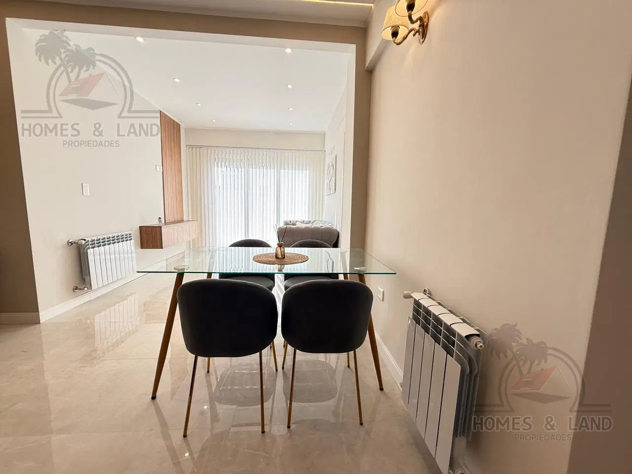Departamento 4 ambientes con Balcon al frente y Vista a Plaza Colon 2