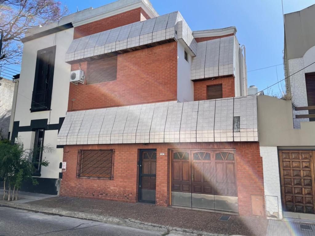 LINIERS. CARLOS NOEL 500. CASA 4 AMB 2 PLANTAS COCHERA PARRILLA.