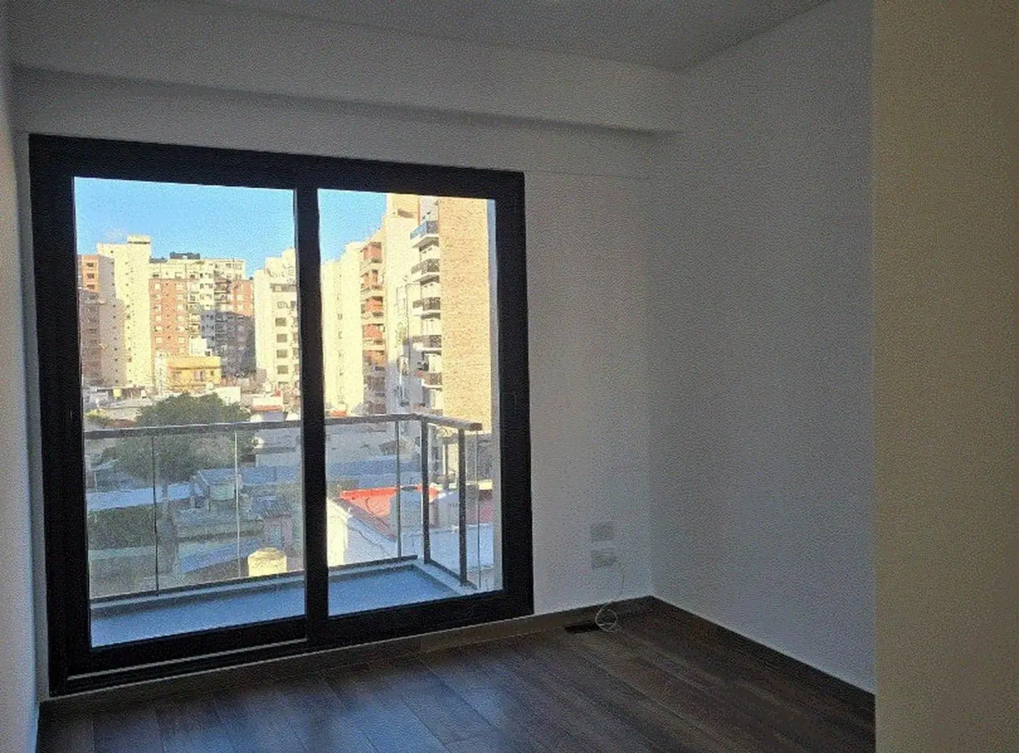 VILLA LURO. SEMIPISO 4 AMB. AL FRENTE CON PATIO, 2 COCHERAS Y BALCON. 5