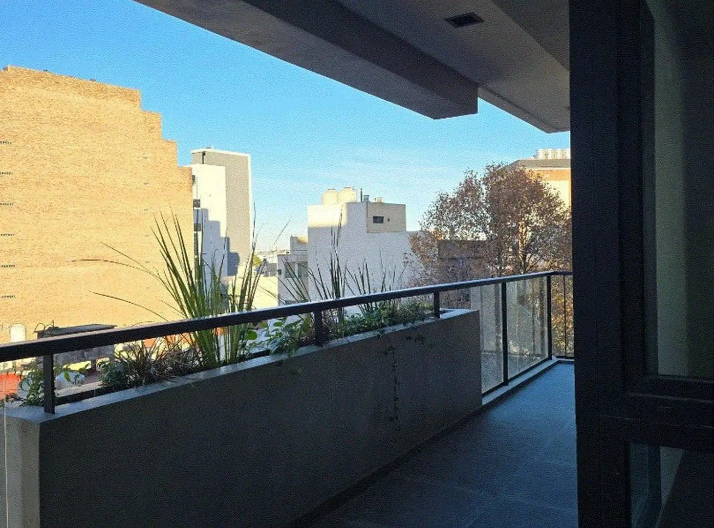 VILLA LURO. SEMIPISO 4 AMB. AL FRENTE CON PATIO, 2 COCHERAS Y BALCON. 8