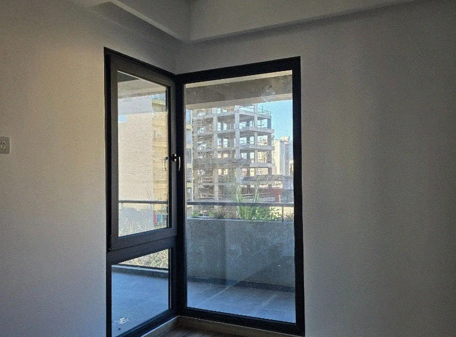 VILLA LURO. SEMIPISO 4 AMB. AL FRENTE CON PATIO, 2 COCHERAS Y BALCON. 4
