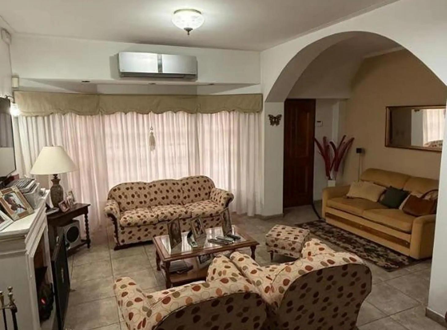 Foto de RAMOS MEJIA. NECOCHEA 1700. CASA 4 AMB. 4 COCHERAS, FONDO Y QUINCHO, imagen 2