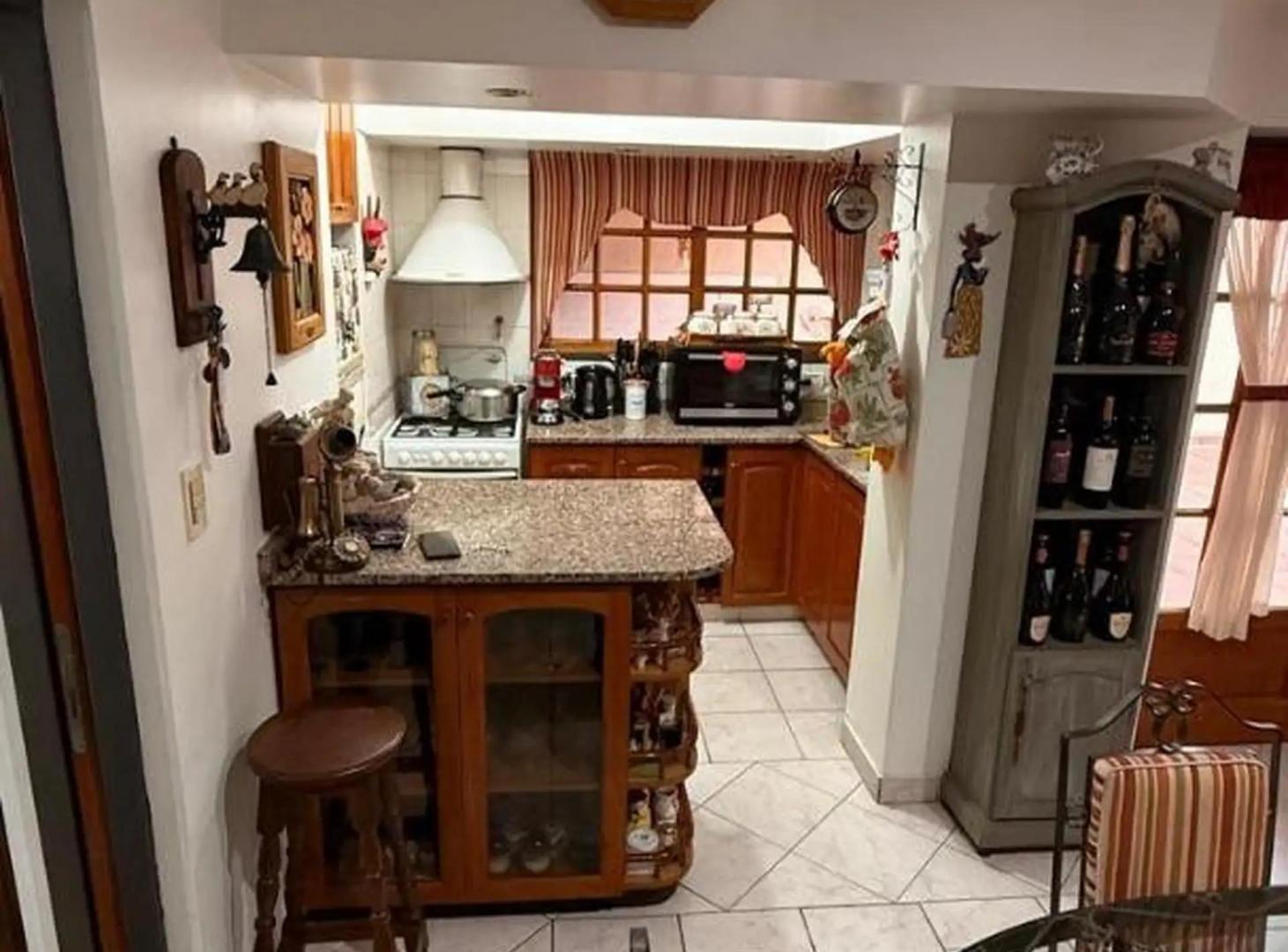Foto de RAMOS MEJIA. NECOCHEA 1700. CASA 4 AMB. 4 COCHERAS, FONDO Y QUINCHO, imagen 4