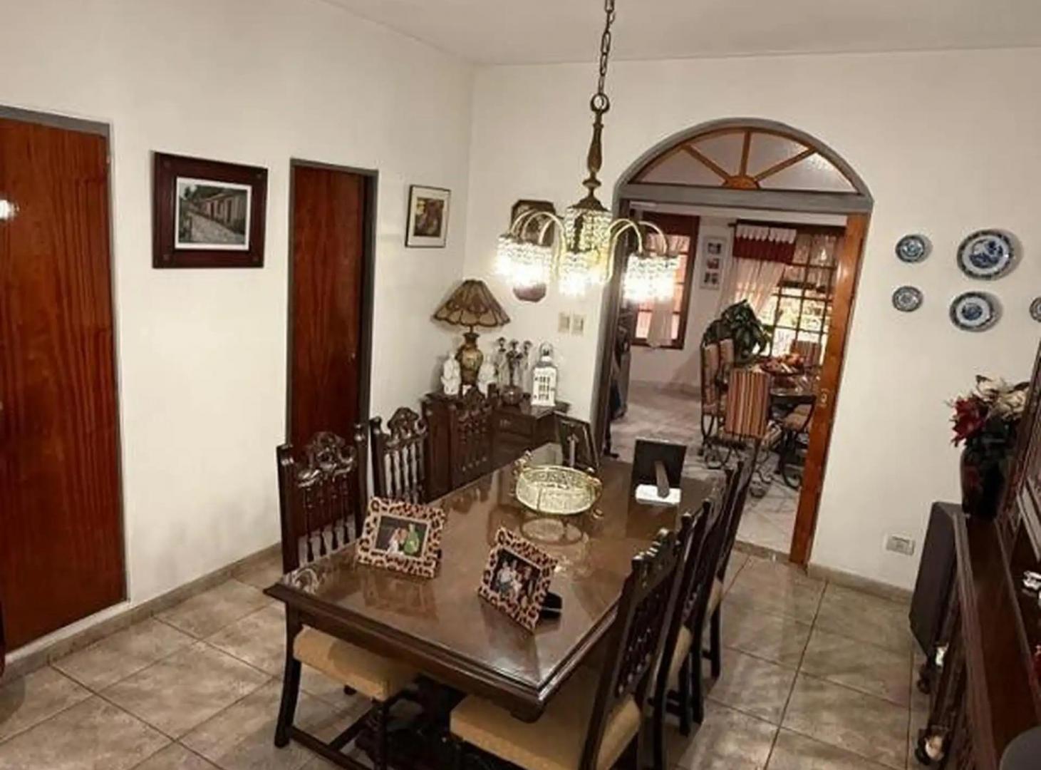 Foto de RAMOS MEJIA. NECOCHEA 1700. CASA 4 AMB. 4 COCHERAS, FONDO Y QUINCHO, imagen 3