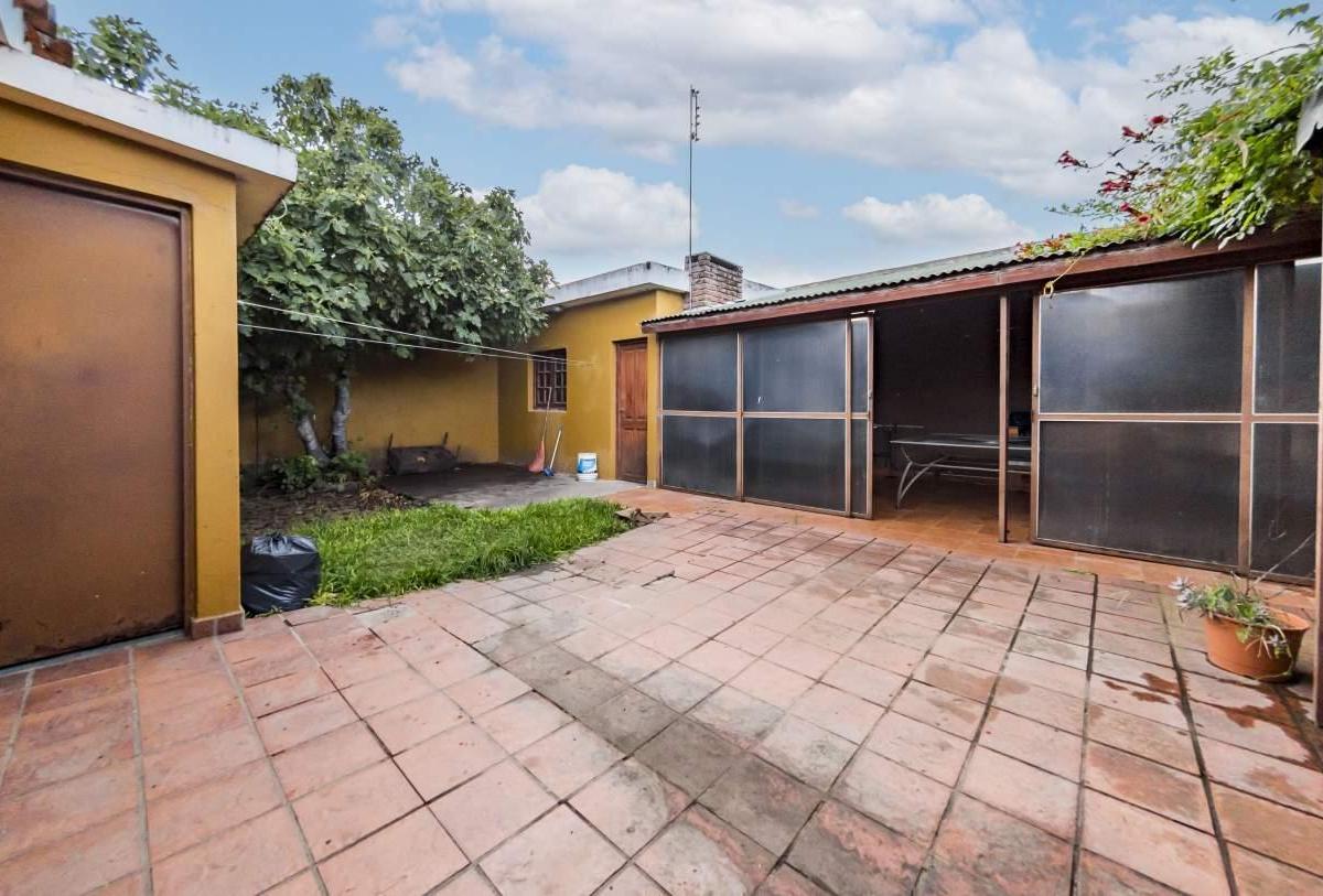 Casa. 3 Dorm.. 2 Baños. Amplio Patio. La Calera (Centro). 1