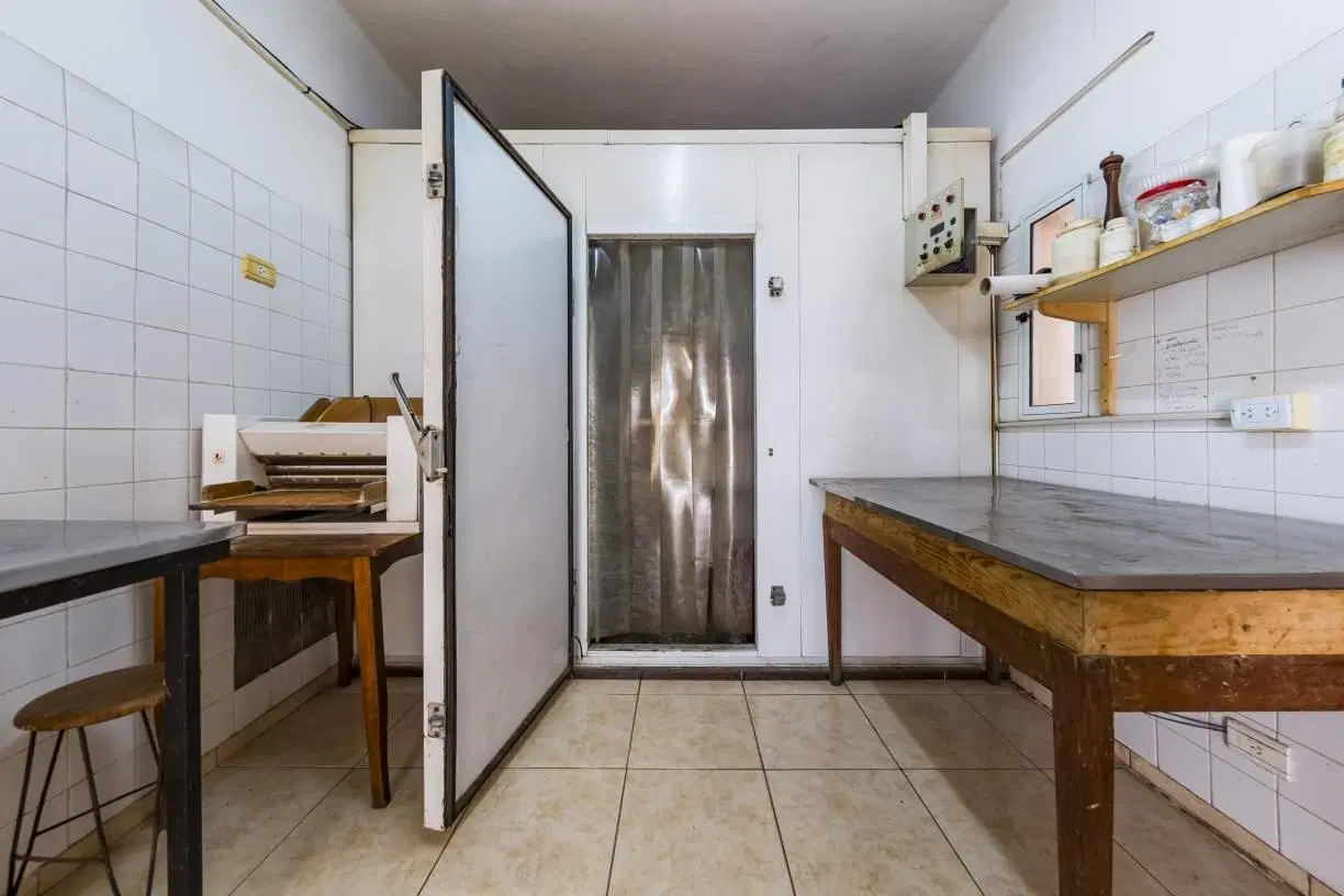 Hotel. 4 dormitorios. 3 baños. Salón  Bar. Patio. B Alta Córdoba 4