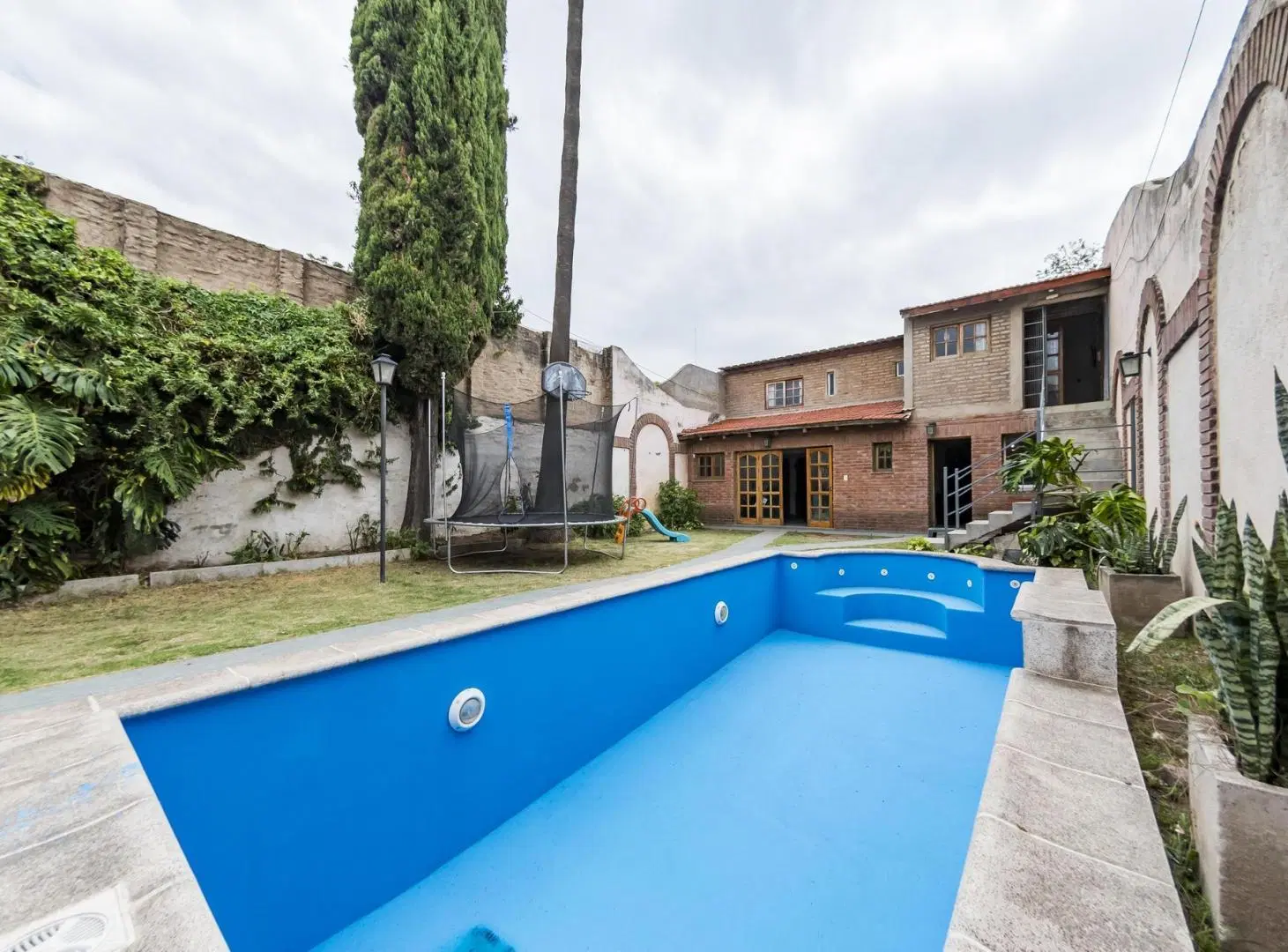 Complejo de 5 dptos. Ideal inversionista o familia numerosa. B San Martin 3