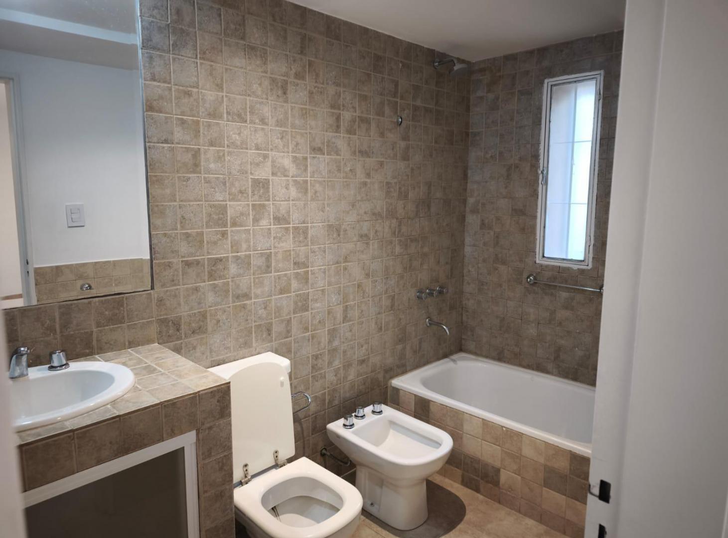 Foto de Casa. 3 dorm. 2 baño. Cochera doble. Excelente ubicación. B Alto Verde, imagen 5
