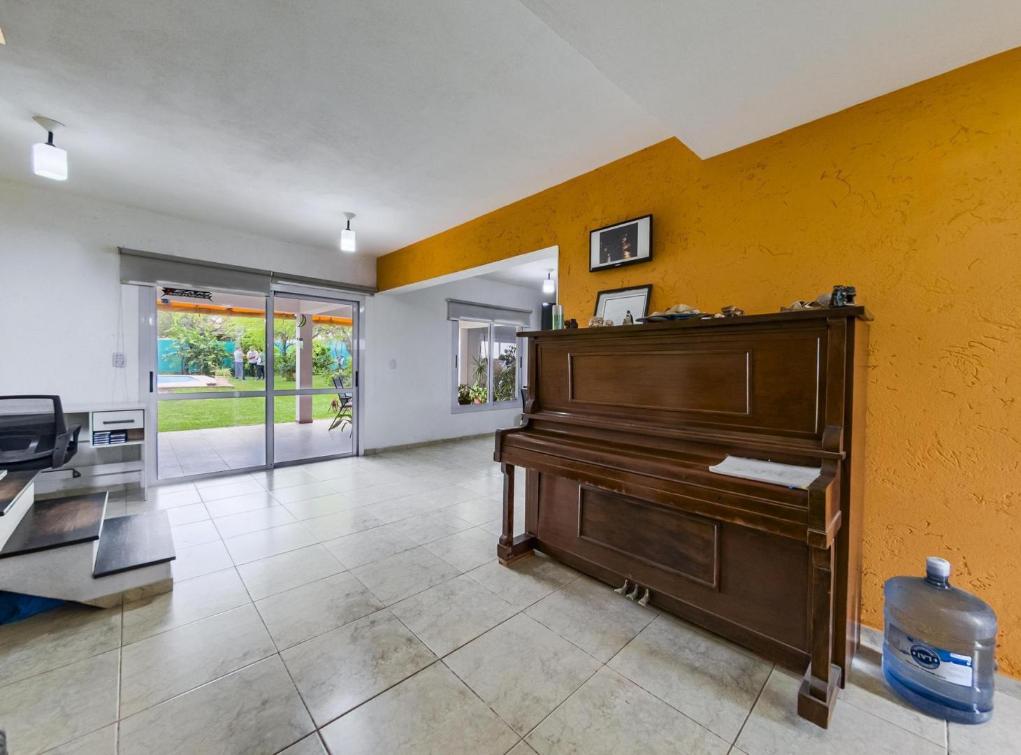 Foto de Casa. 2 dorm. 2 baños. Cochera doble. Patio con pileta. B Villa, imagen 2