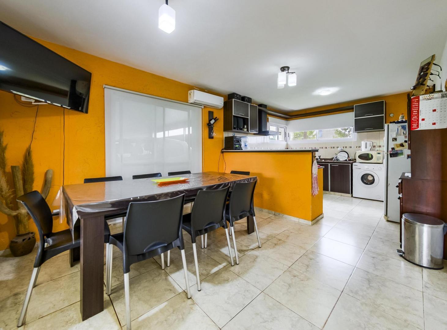 Foto de Casa. 2 dorm. 2 baños. Cochera doble. Patio con pileta. B Villa, imagen 4