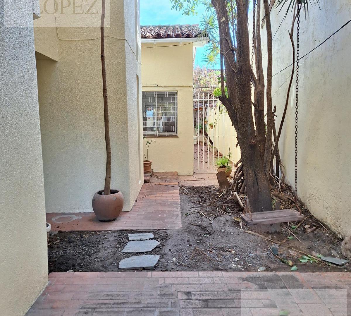 Foto de Alquiler Casa en Martinez - 7amb con patio, galería y parrilla, imagen 3