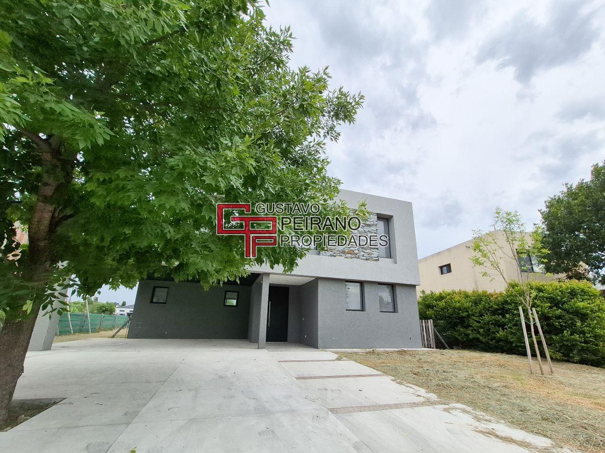 Hermosa Casa a la laguna en barrio cerrado San Matías, en venta.