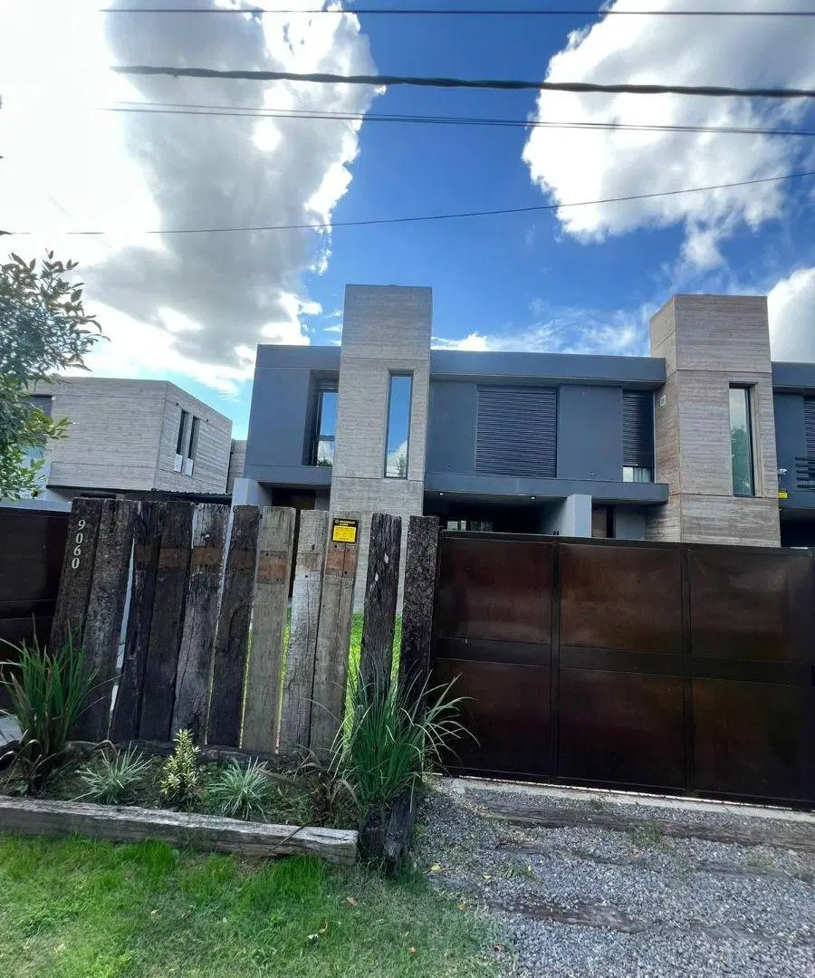 casa de diseño, tres dormitorios, 3 baños, jardín mas pileta 3