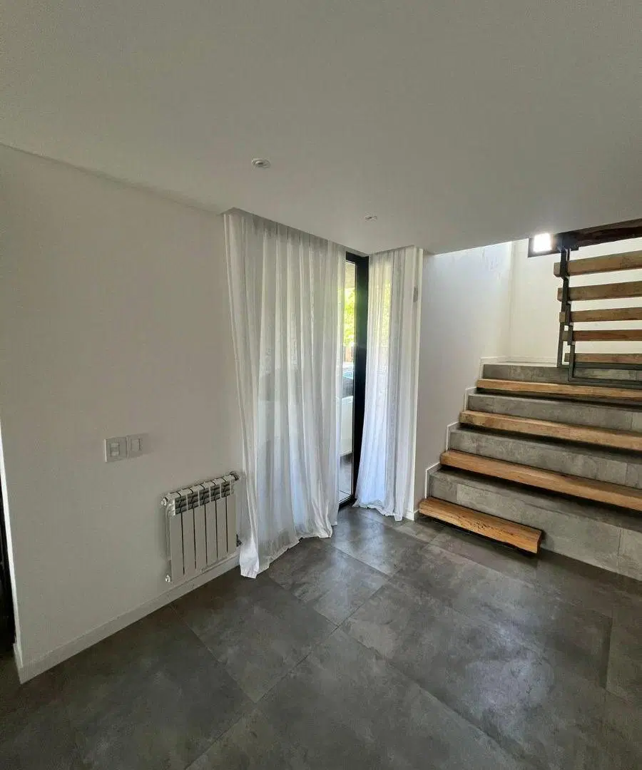 casa de diseño, tres dormitorios, 3 baños, jardín mas pileta 5