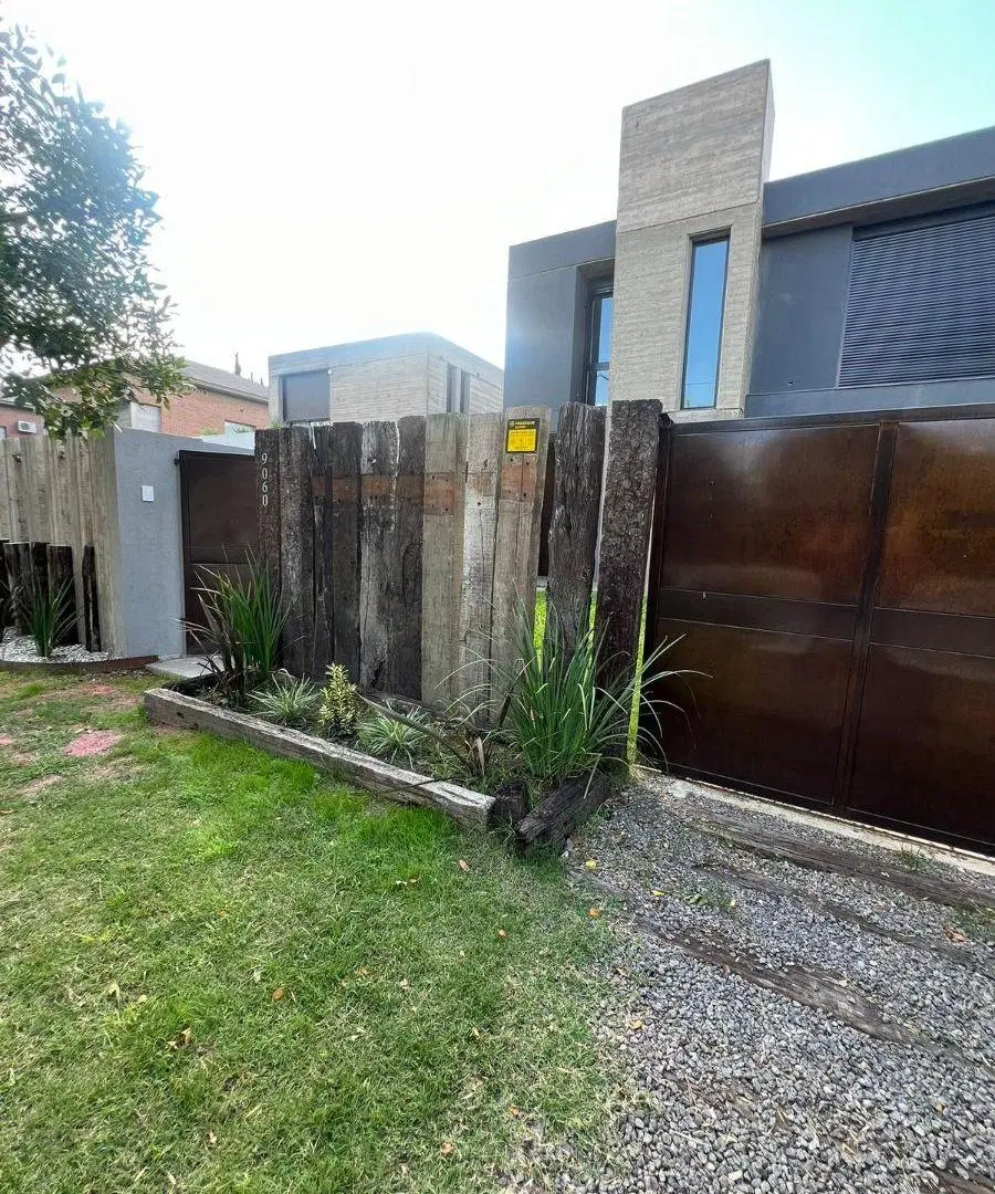 casa de diseño, tres dormitorios, 3 baños, jardín mas pileta 2