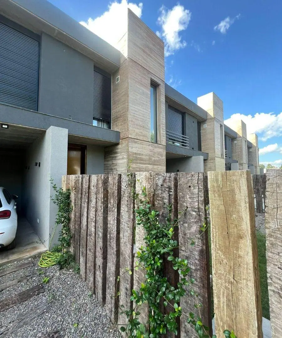 casa de diseño, tres dormitorios, 3 baños, jardín mas pileta 4