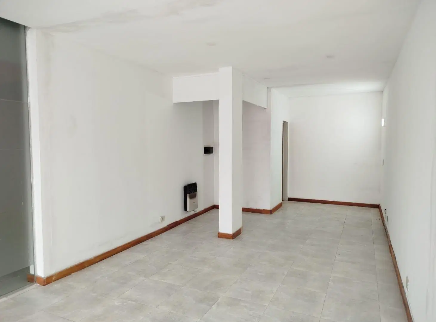 Local en Alquiler en Villa Carlos Paz, 35 m², Vidriera y Baño. 4