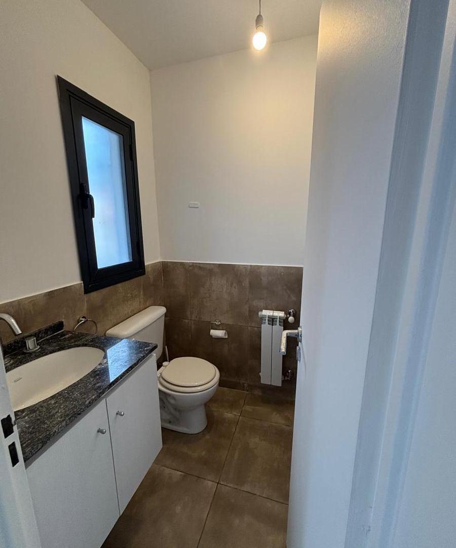 Foto de Duplex en Alquiler en Miradores de Manantiales I, 3 dormitorios, Patio., imagen 4