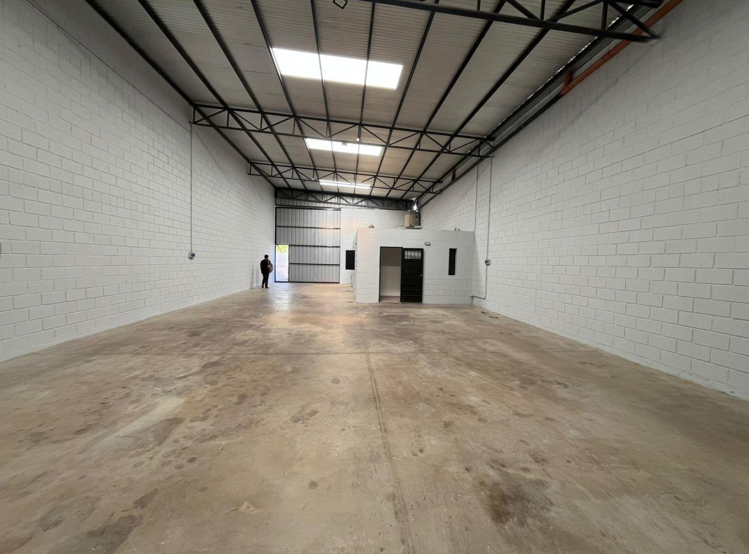 Foto de Galpón en Alquiler en B° Carrara de Horizonte, 312 m². Uso logistico o, imagen 2