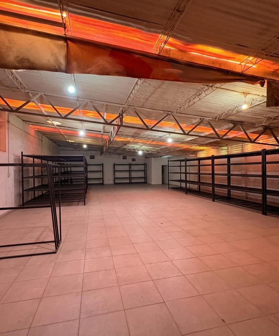 Foto de Galpón en Alquiler en Marqués de Sobremonte, 196 m², Baño., imagen 3