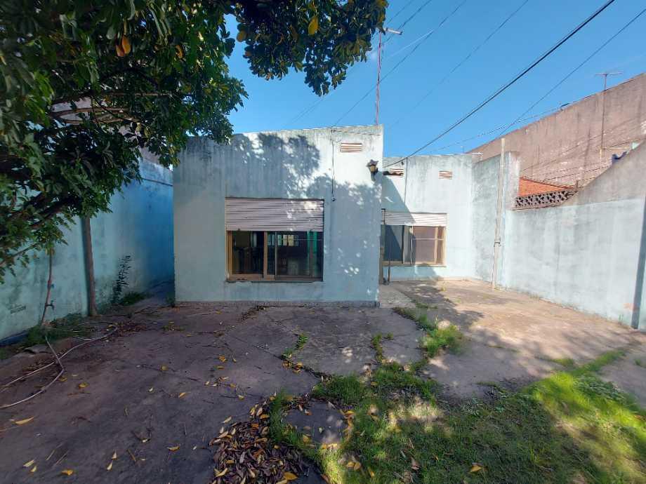 CASA 3 AMB A REFACCIONAR CON 2 LOCALES O GARAGE