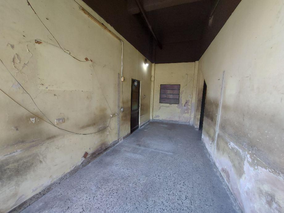 Galpón de 275 m² con Local U Oficina 5