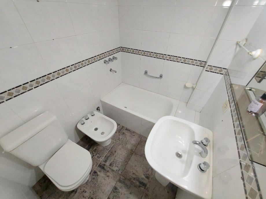 Foto de LINDO DEPARTAMENTO 2 AMBIENTES EN PTA BAJA CON AMPLIO PATIO. EXCELENTE, imagen 2