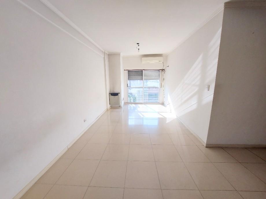 Foto de DEPARTAMENTO 3 AMBIENTES CON AMPLIA TERRAZA - EXCELENTE UBICACIÓN, imagen 2