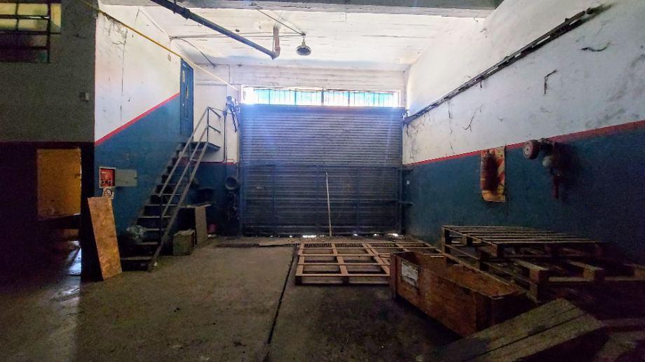 Galpón de 200 m² Aprox y 2 Deptos 3 Ambientes en Block 4