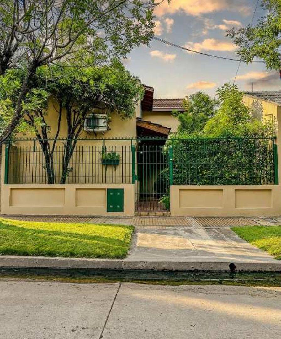 HERMOSA CASA 4 AMBIENTES CON AMPLIO FONDO LIBRE PARQUIZADO EXCELETE ESTADO