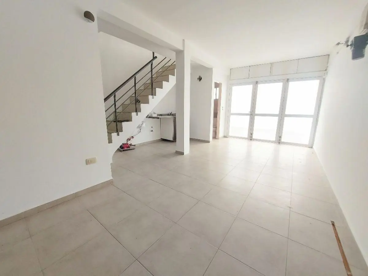 HERMOSO TRIPLEX 3 AMBIENTES CON GARAGE, PATIO, 3 BAÑOS Y BALCÓN 5