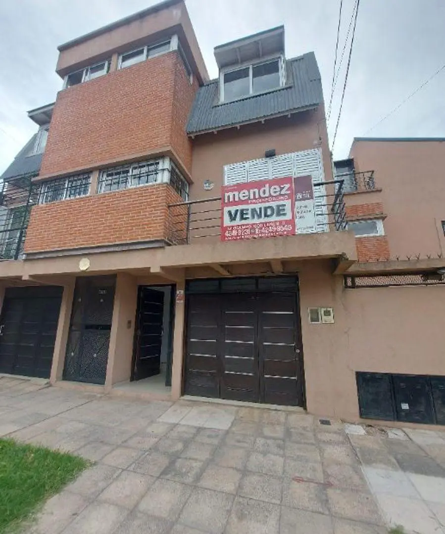 HERMOSO TRIPLEX 3 AMBIENTES CON GARAGE, PATIO, 3 BAÑOS Y BALCÓN 3