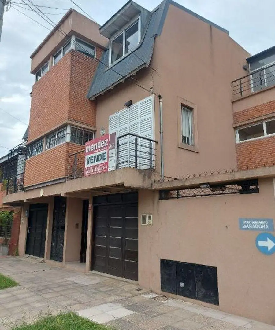 HERMOSO TRIPLEX 3 AMBIENTES CON GARAGE, PATIO, 3 BAÑOS Y BALCÓN 2