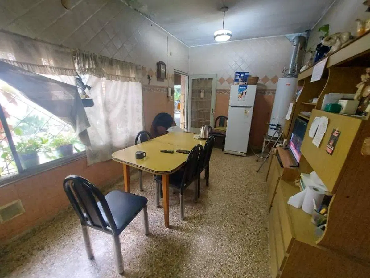 CASA 3 AMBIENTES AL FRENTE Y DEPTO EN EL FONDO A REFACCIONAR 8
