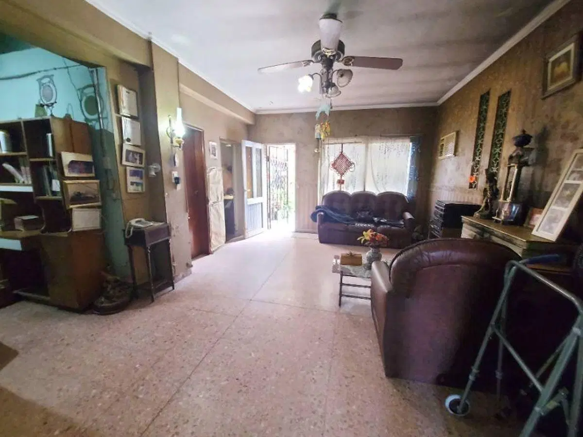 CASA 3 AMBIENTES AL FRENTE Y DEPTO EN EL FONDO A REFACCIONAR 5