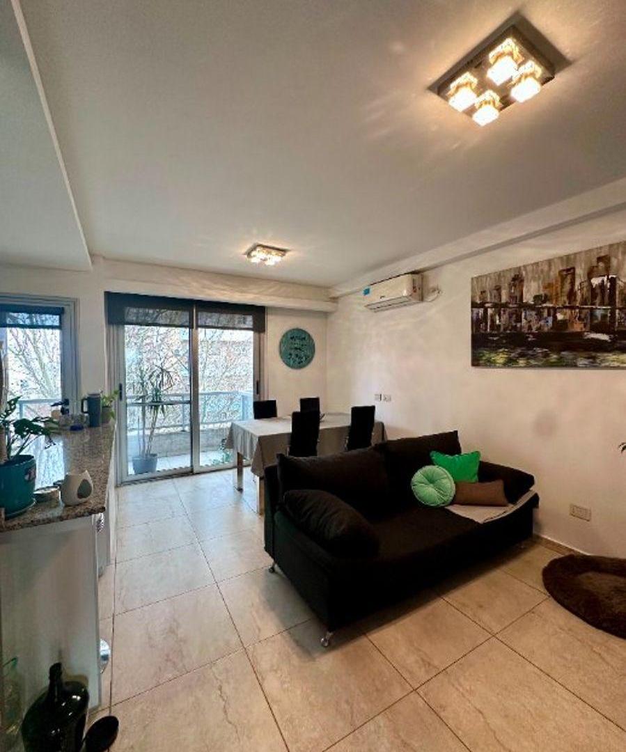 Foto de HERMOSO DEPTO SEMIPISO 2 AMBIENTES CON COCHERA, imagen 1