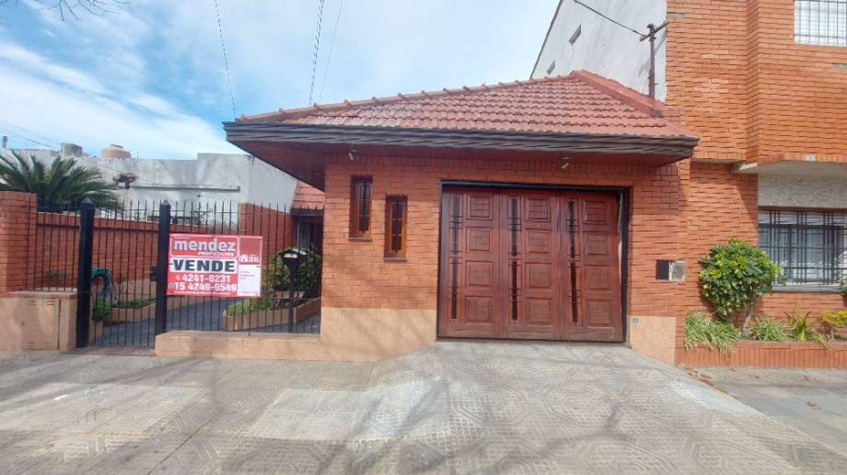 Foto de HERMOSA CASA 4 AMBIENTES CON AMPLIO FONDO LIBRE Y GARAGE, imagen 2